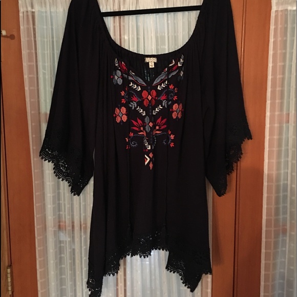Eyeshadow Tops - NWOT Eyeshadow 1x embroarded navy top Eyeshadow Tops - NWOT Eyeshadow 1x embroarded navy top